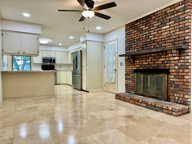 214 London Ln — Photo 9