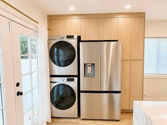 3rd image of 7034 Yarmouth Ave #7034