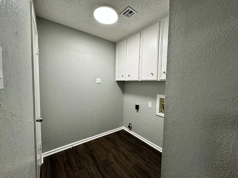 140 Towne West Dr — Photo 17