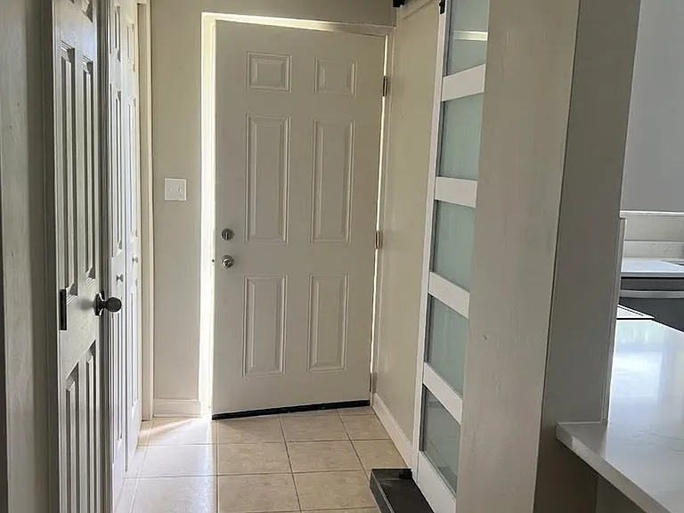 400 Avenue B — Photo 2