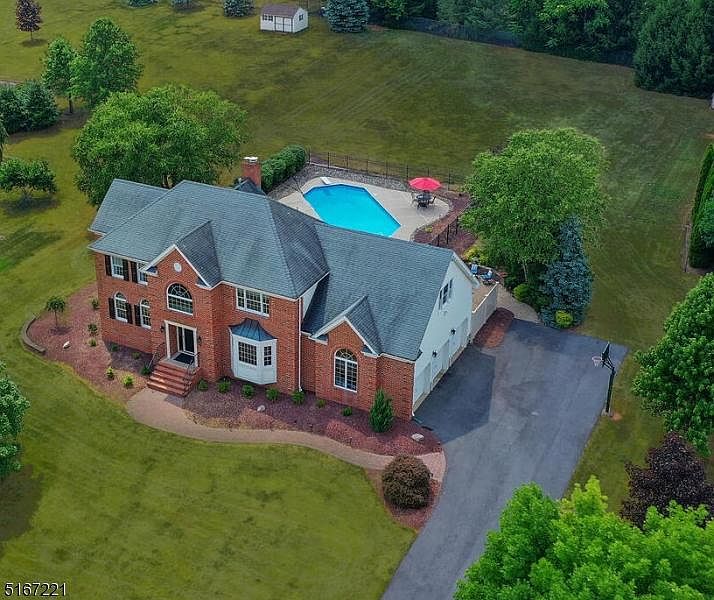 1st image of 15 Horseshoe Dr
