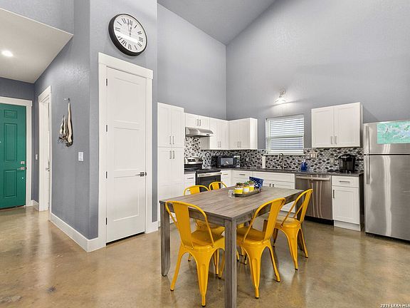 4th image of 2135 Lakeview
