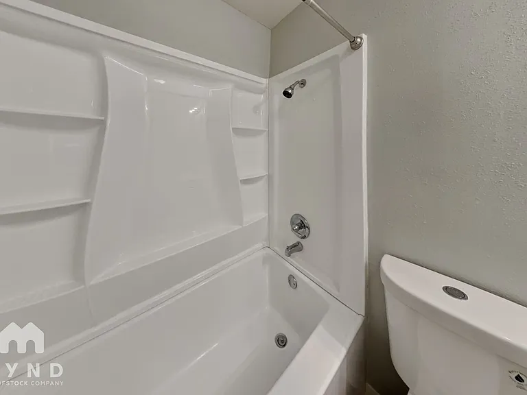 915 Winnie St — Photo 15