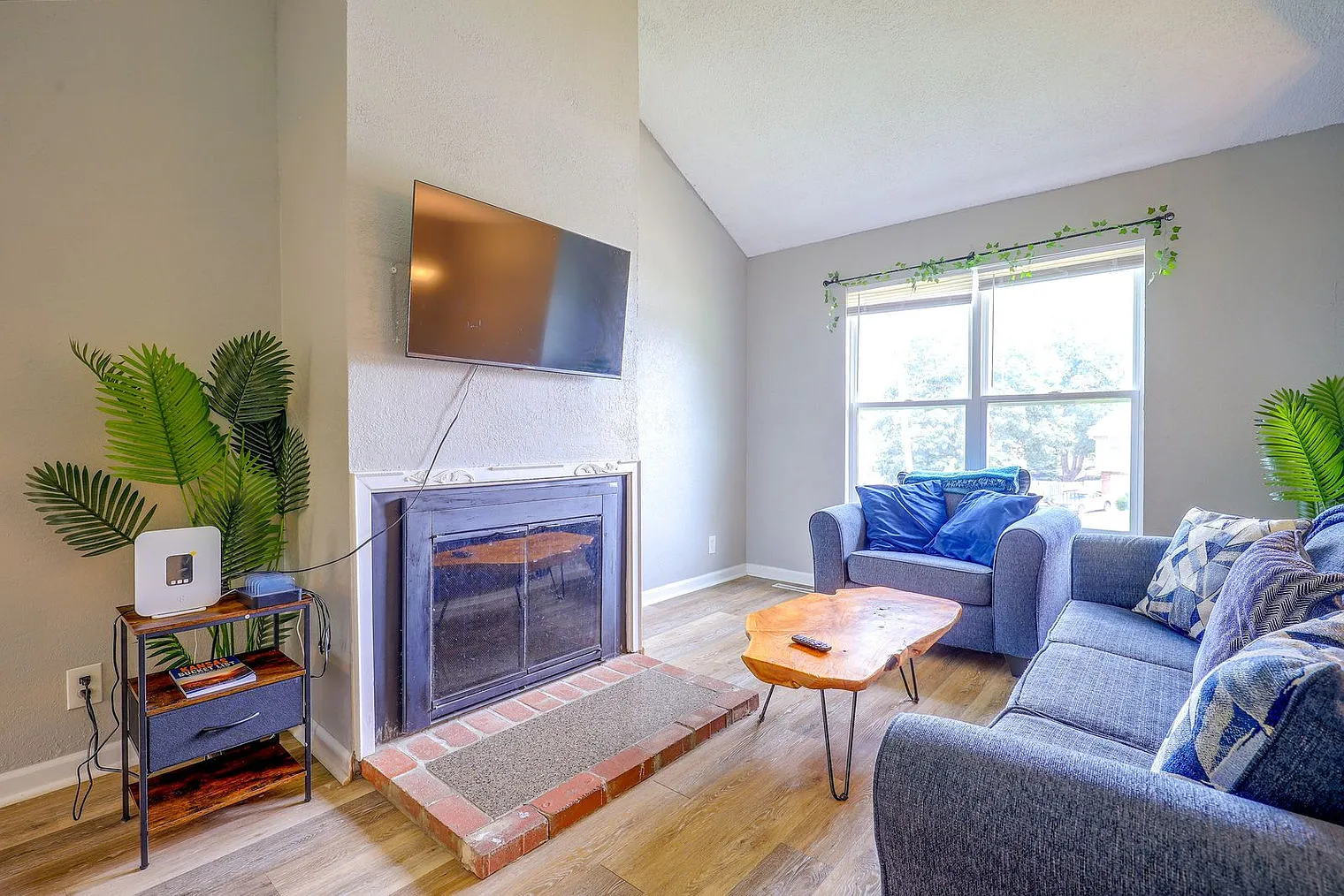 3 bed, 2.0 bath, 2389 sqft, $3,612 — Photo 4