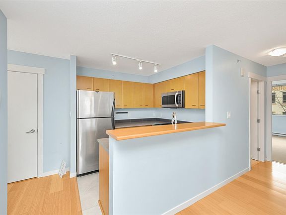 2nd image of 751 Fairfield Rd #405