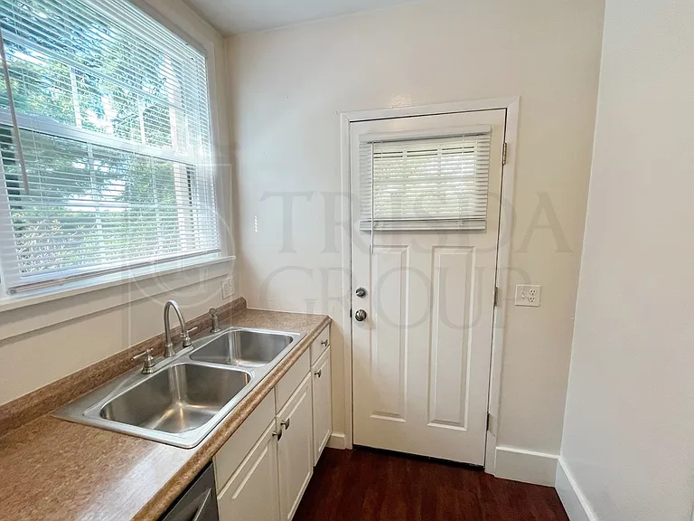 468 Belonda St — Photo 12