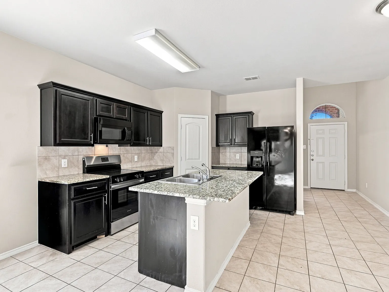 5 bed, 3.5 bath, 2246 sqft, $2,400 — Photo 2