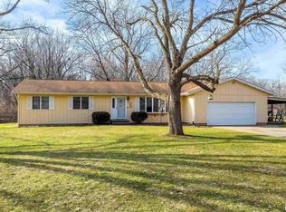 4 Rainbow Dr, Bettendorf, IA 52722