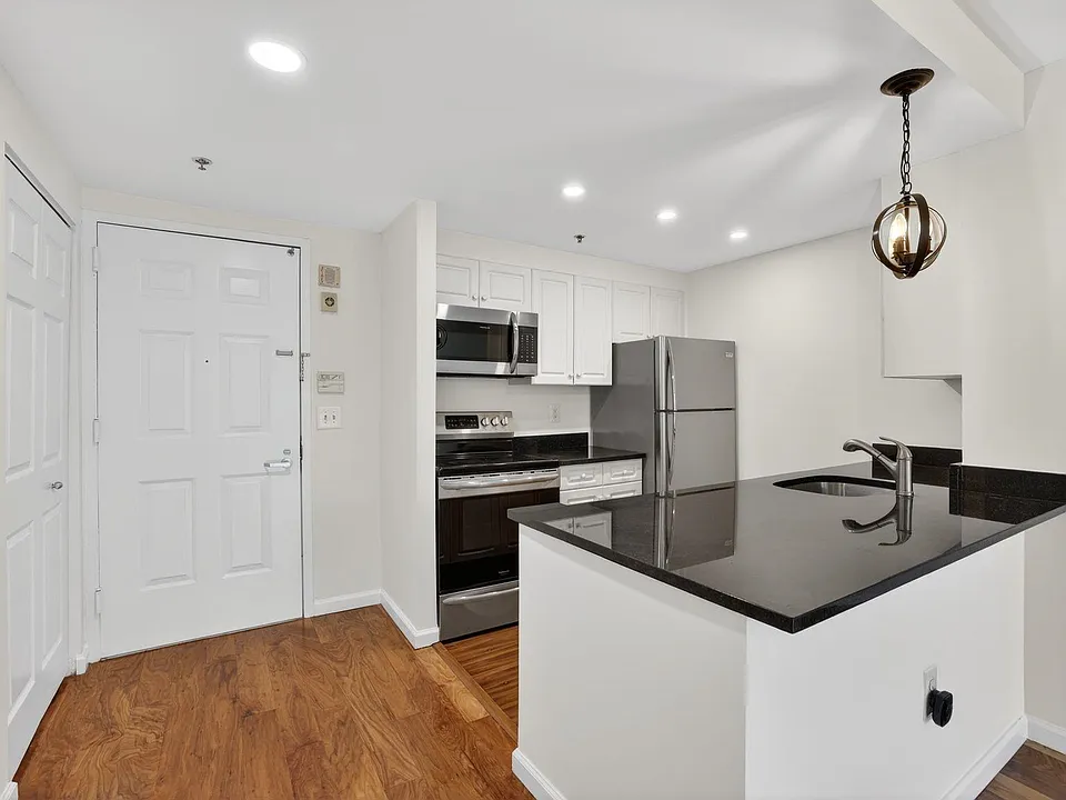 65 2nd St #206