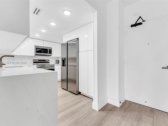 3rd image of 300 Bayview Dr APT 214
