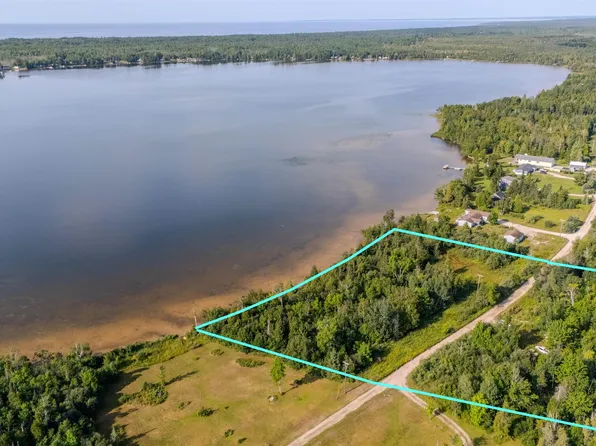 3193 N Gulliver Lake Rd, Gulliver, MI 49840