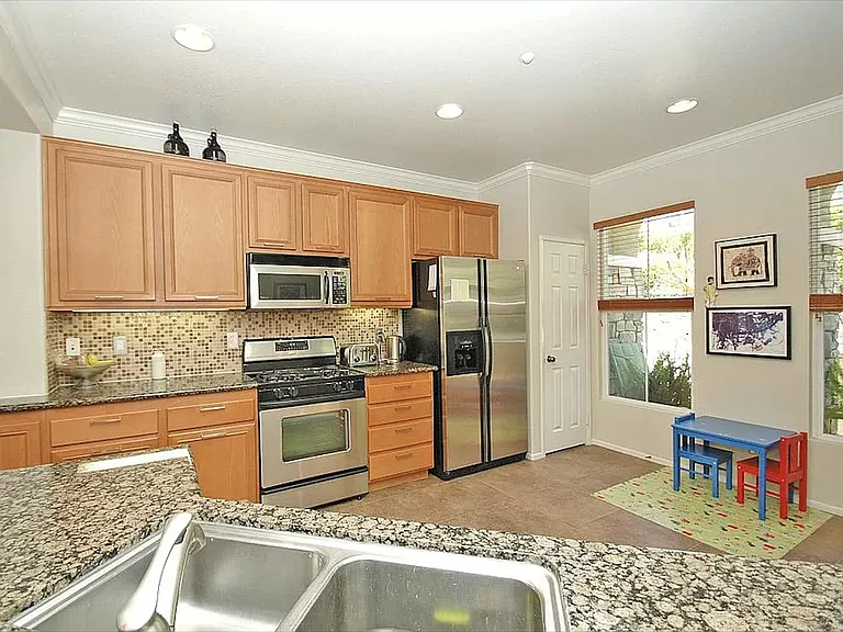 1146 Goddard St — Photo 17