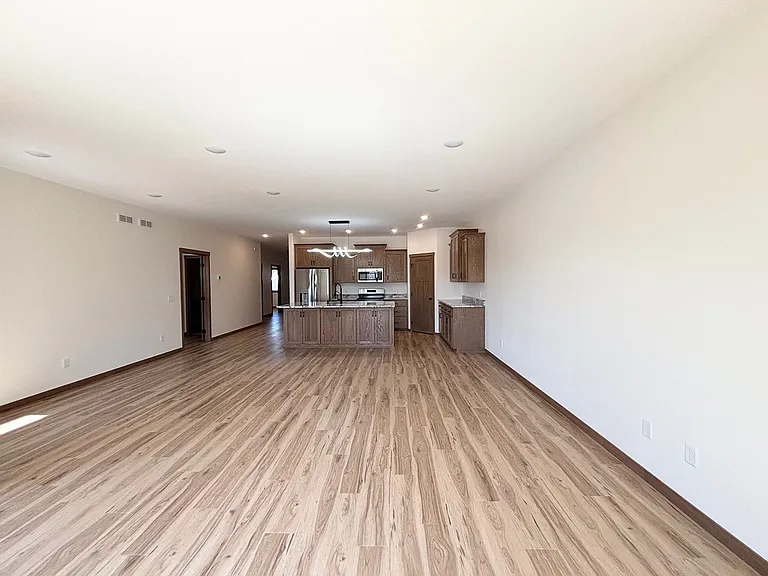 575 Main St W — Photo 10