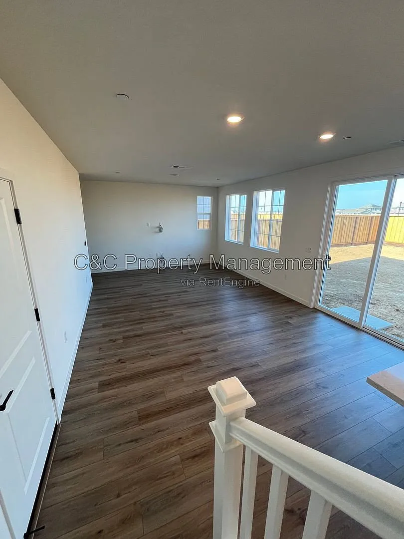 4 bed, 3.0 bath, 1836 sqft, $3,250 — Photo 3