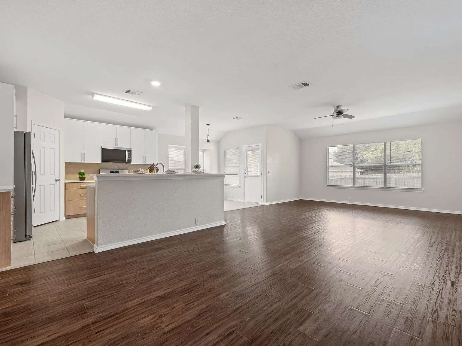 3 bed, 2.0 bath, 1756 sqft, $2,200 — Photo 4