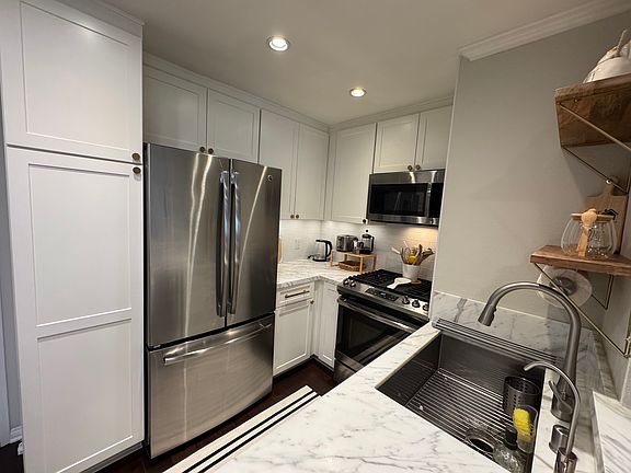 4th image of 5530 Owensmouth Ave APT 206