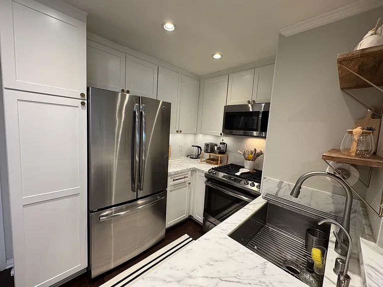 5530 Owensmouth Ave #206 — Photo 4