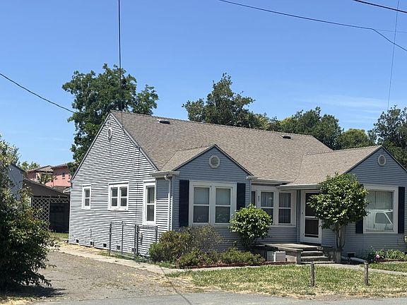 2nd image of 825 Burbank Avenue