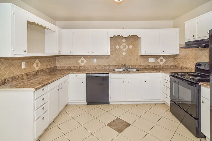1803 Canterbury Cir NW — Photo 6