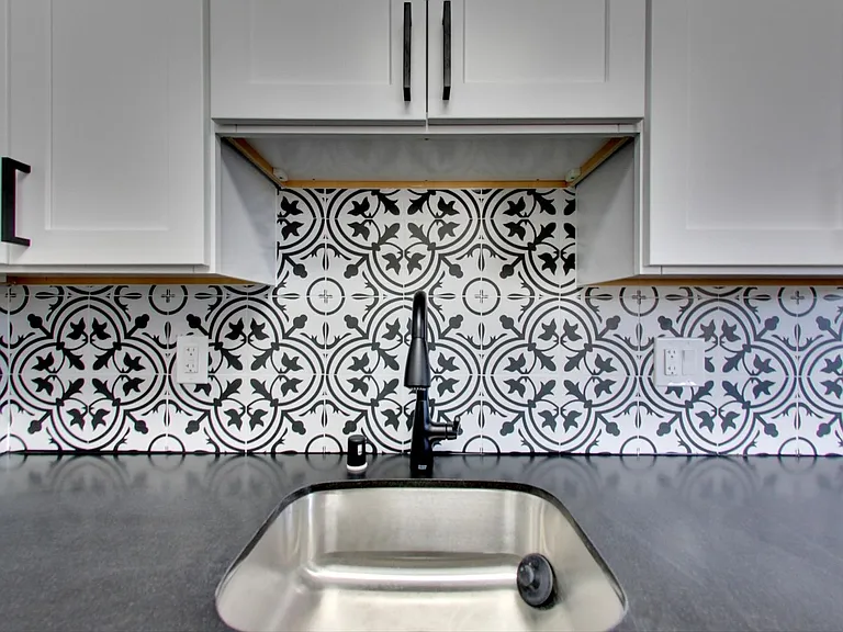 ROYALE APARTMENTS — Photo 25