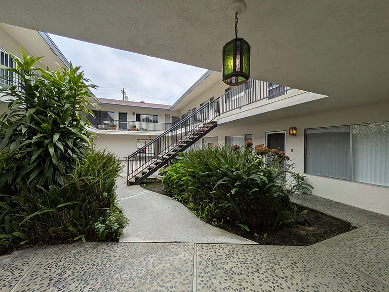 372 Freeman Ave — Photo 1