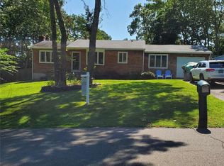 35 Homewood Dr, Hampton Bays, NY 11946