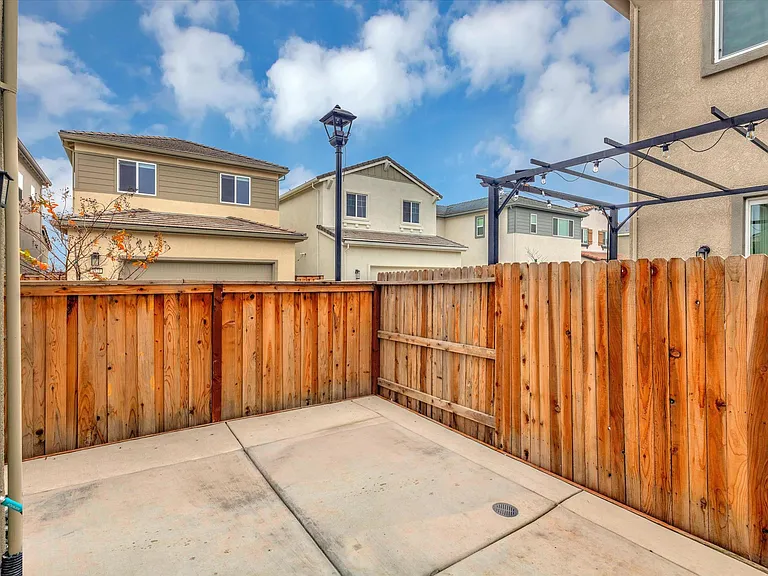 1618 Pagoda Ln — Photo 33