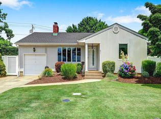 15 Newmarket Rd, Syosset, NY 11791