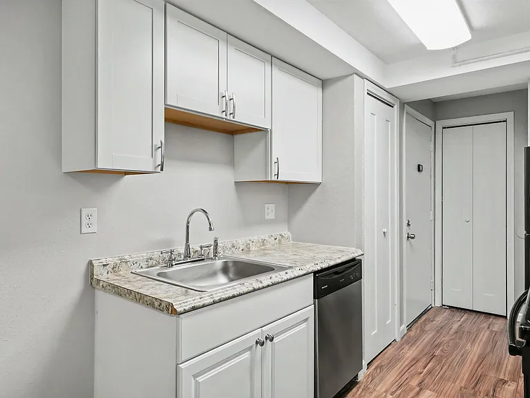 River Court Apartments - Updated Units With A View! — Photo 17