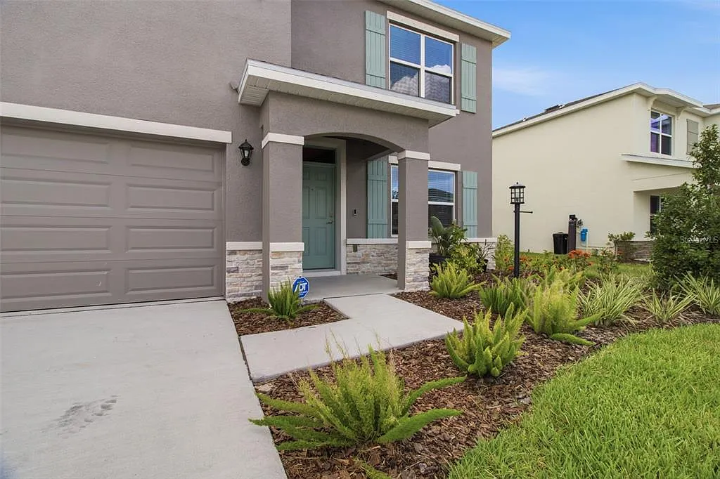 5 bed, 3.0 bath, 2605 sqft, $4,400 — Photo 2