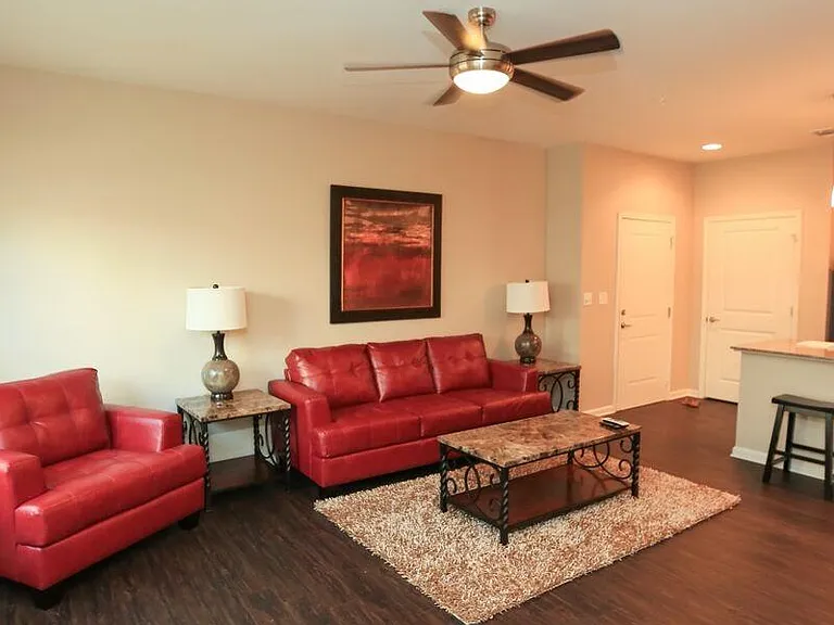 1585 California Ave SW — Photo 3