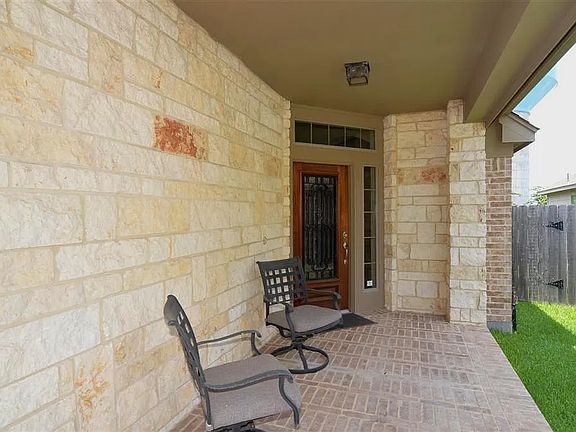 3rd image of 844 Falling Springs Ln