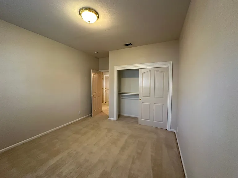 2 Bedroom, 2 Bathroom Townhouse with Attached Garage and Washer/Dryer Hookups! — Photo 8