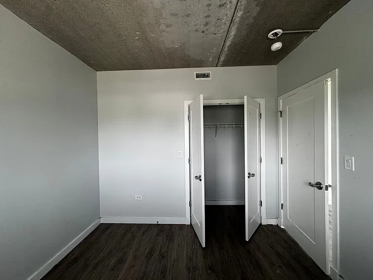 Gorgeous Historical Apartments Near Beach in East Rogers Park — Photo 29