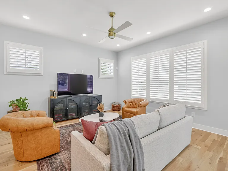 1810 Owen St — Photo 8