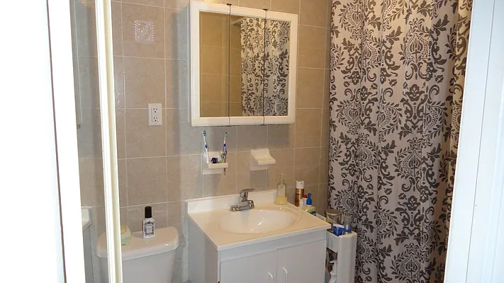 Rented by Halvatzis Realty | media 2