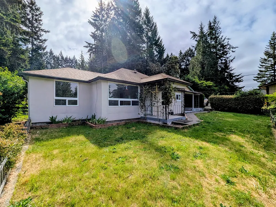 5316 Sandra Ln NE
