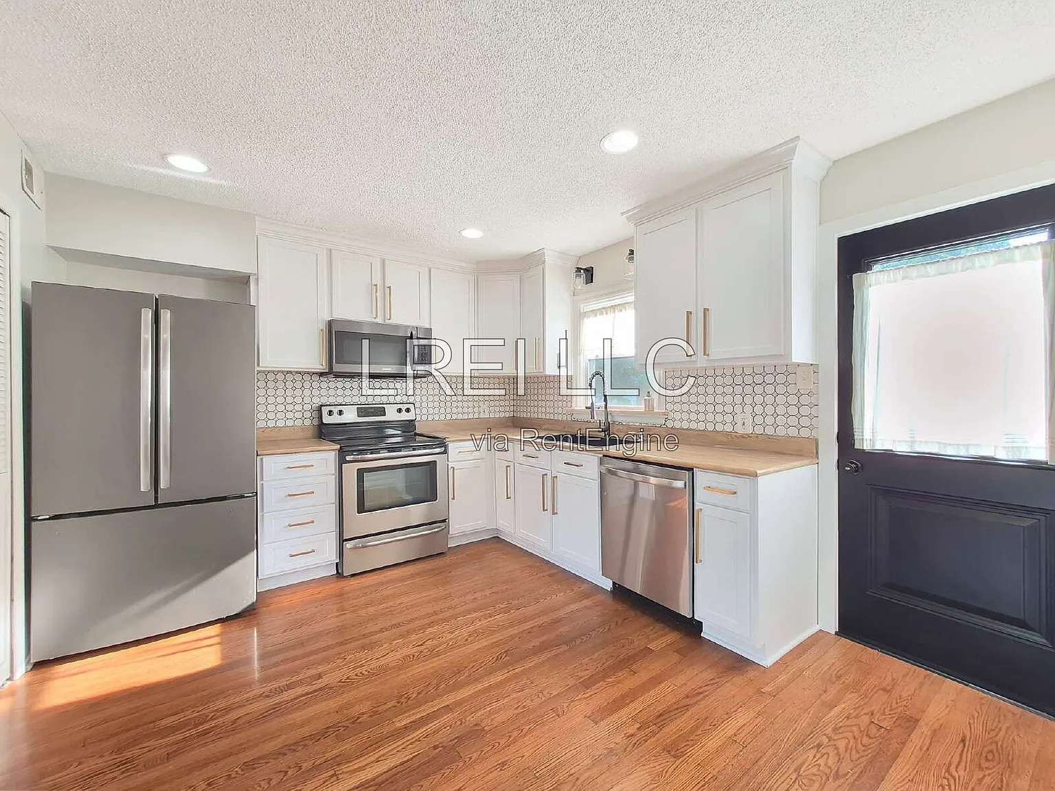 4 bed, 1.0 bath, 1380 sqft, $2,000 — Photo 3