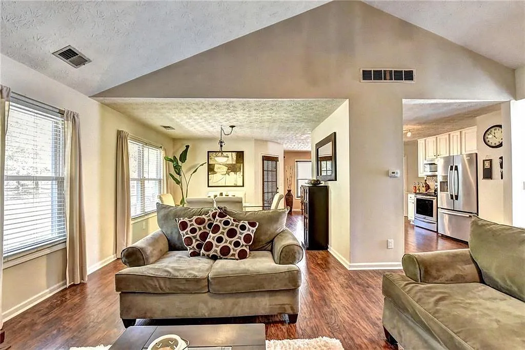 4 bed, 2.0 bath, 1895 sqft, $2,495 — Photo 4