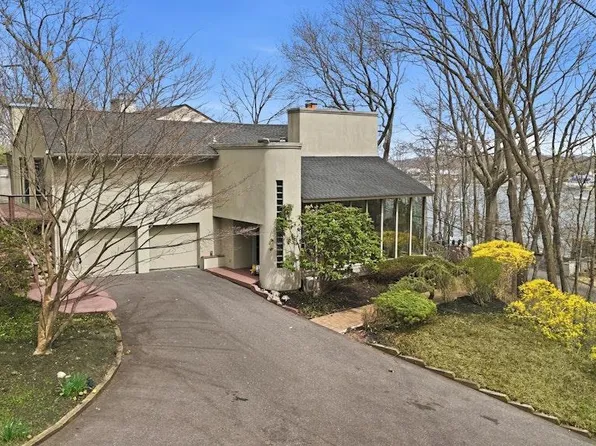 8 Idle Day Knoll, Centerport, NY 11721