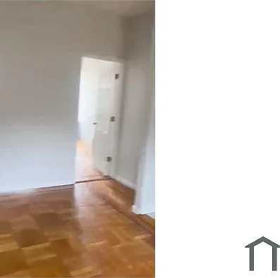 3 bed, 900 sqft, $3,532 — Photo 1
