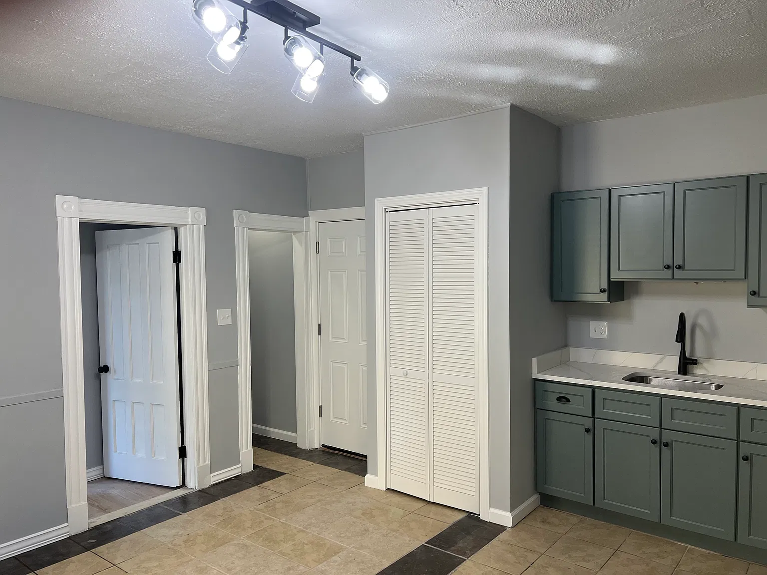 2 bed, 1000 sqft, $1,750 — Photo 2