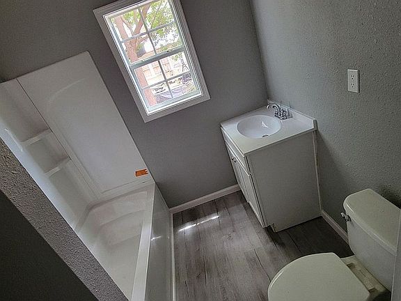 5th image of 506 Ware St