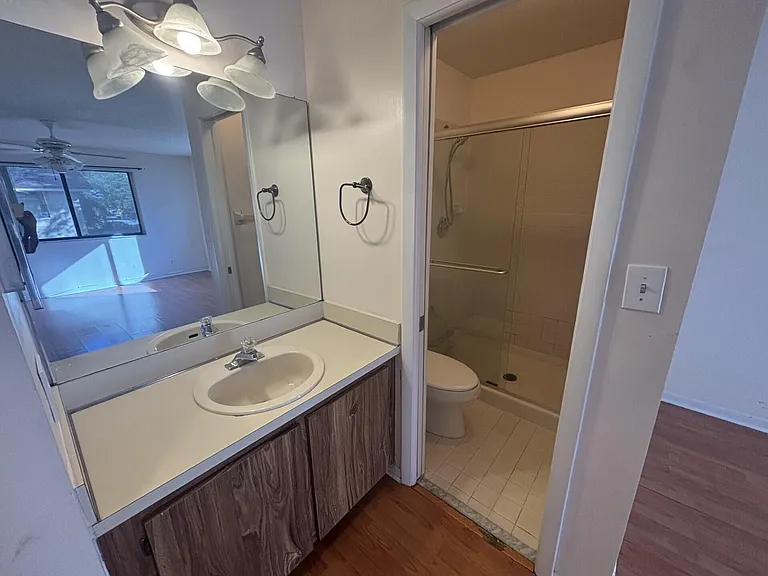 110 SE 7th St #5 — Photo 17