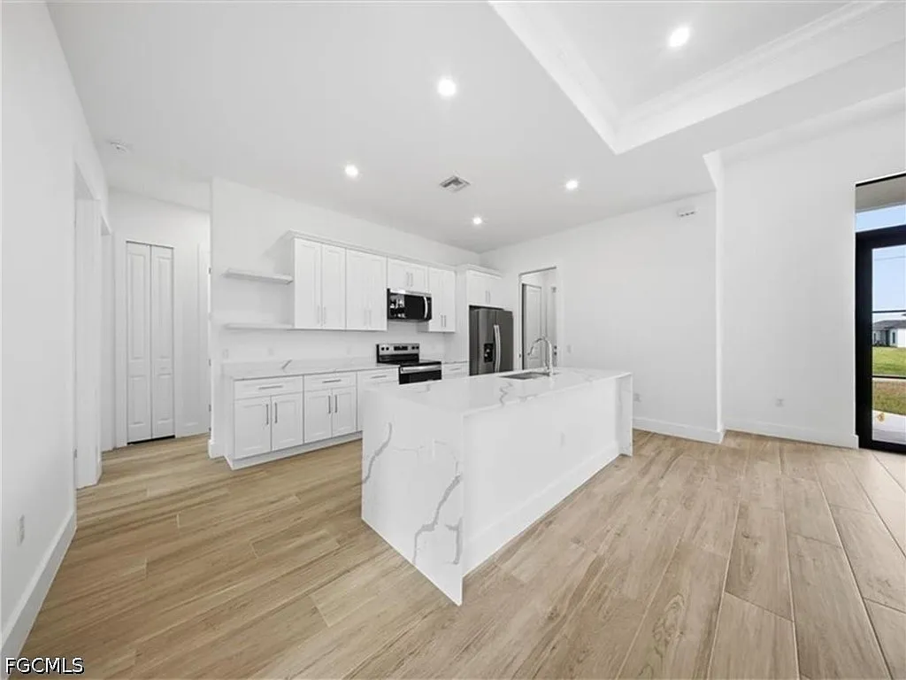 4 bed, 2.0 bath, 1879 sqft, $2,495 — Photo 3