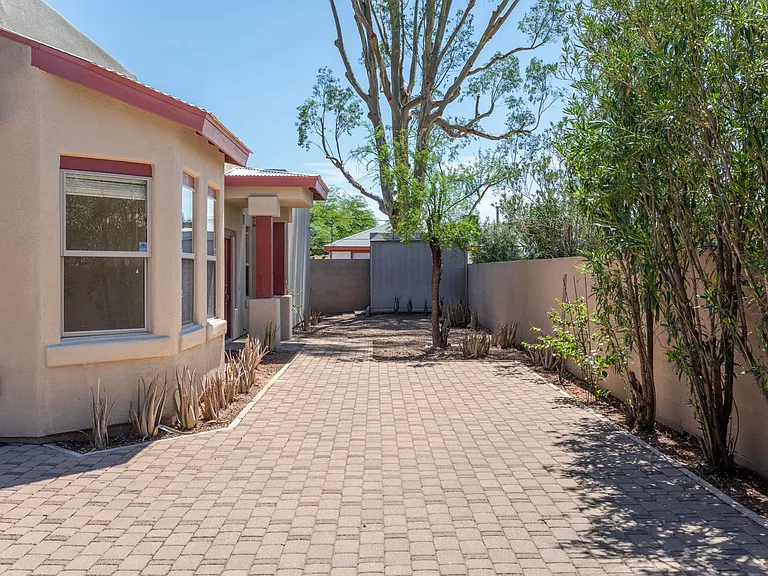 1029 E Blanton Dr — Photo 37