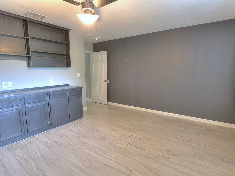 7714 Odessa Dr — Photo 32