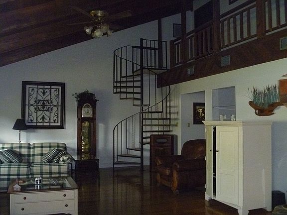 wooden strcase agst wall now