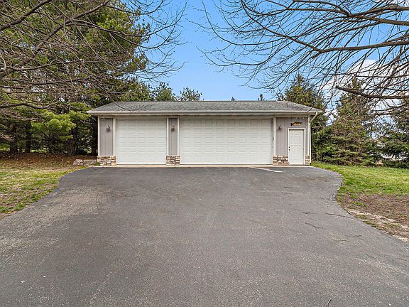 3rd image of 1464 N Wooded Lake Dr