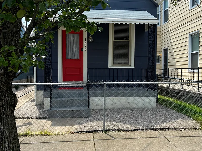 1529 Saint Clair St — Photo 1